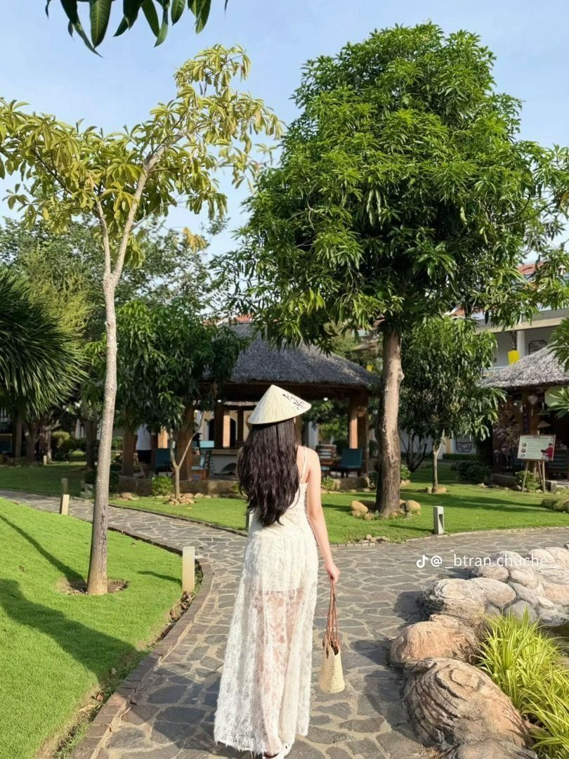 Vietnam Graduation Dress (Category: Dresses) located in Malabon City. Submitted by liezoz (Listing ID 1456980991, Image 2). Description: For Sale: Vietnam Graduation Dress • Size: Small • Color: White • Brand new condition (sinukat lang, hindi kasya sakin HUHUHU) Price: ₱1100 (Fixed) 📍Malabon City.