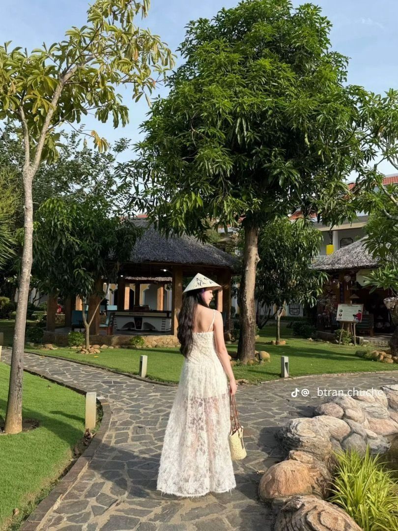 Vietnam Graduation Dress (Category: Dresses) located in Malabon City. Submitted by liezoz (Listing ID 1456980991, Image 1). Description: For Sale: Vietnam Graduation Dress • Size: Small • Color: White • Brand new condition (sinukat lang, hindi kasya sakin HUHUHU) Price: ₱1100 (Fixed) 📍Malabon City.