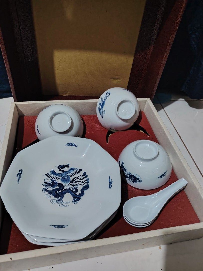 Vintage Chinese Dragon Phoenix bento Dinnerware Set (Category: Dinnerware & Cutlery) located in Luisiana. Submitted by sahayamay77 (Listing ID 1456978811, Image 1). Description: - Exquisite bento set featuring intricate dragon and phoenix motifs. - Set includes: 1 large plate, 4 bowls, and 4 spoons. - Presented in a vintage wooden box with a textured cover. - Box features decorative Chinese characters. - Perfect for both display and practical use