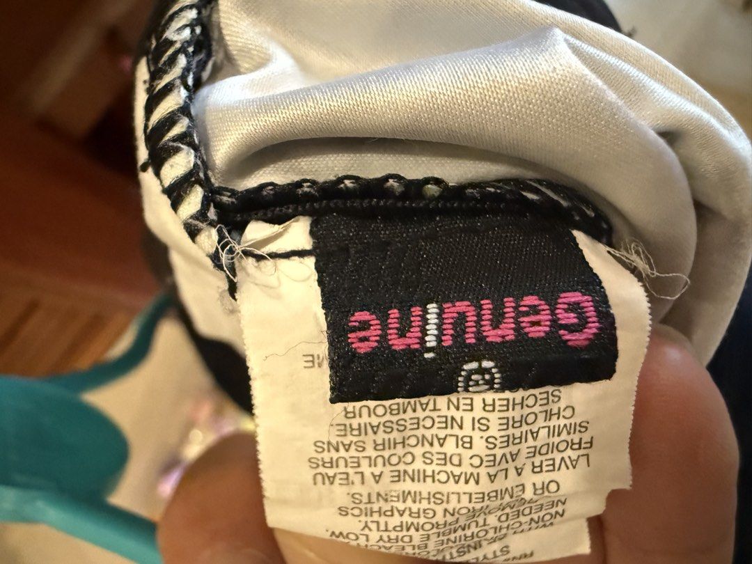Volcom (Category: Bikinis & Swimsuits) located in Sungai Buloh. Submitted by valencia2004 (Listing ID 1457017857, Image 3). Description: Size 30 swim shorts .