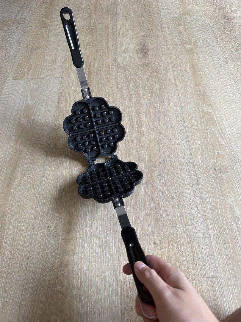 Waffle maker (Category: Cookware & Accessories) located in Singapore. Submitted by bubblybear28 (Listing ID 1456965243, Image 2). Description: - Heart-shaped waffle maker - Easy to use and clean - Great for homemade waffles - Meetup available in Tampines Mart.