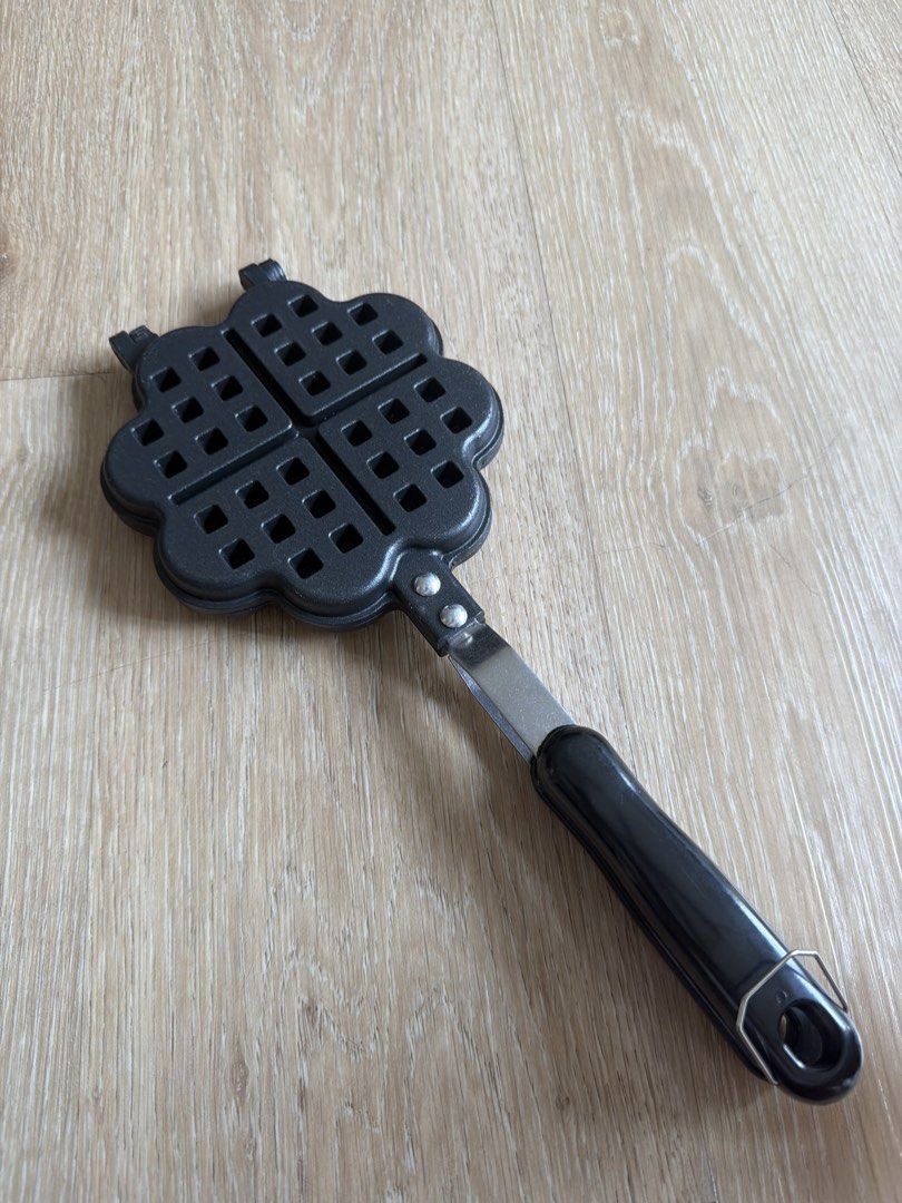 Waffle maker (Category: Cookware & Accessories) located in Singapore. Submitted by bubblybear28 (Listing ID 1456965243, Image 3). Description: - Heart-shaped waffle maker - Easy to use and clean - Great for homemade waffles - Meetup available in Tampines Mart.