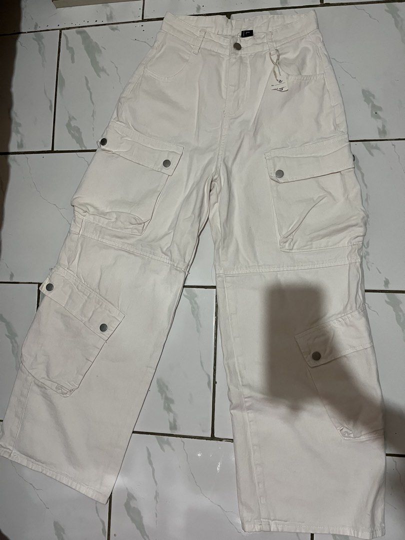 White Cargo Pants Wide Leg (Category: Other Bottoms) located in San Pablo. Submitted by prel0vedbyi4__ (Listing ID 1457095848, Image 1). Description: SIZE 28 MEDIDA SIZE LENGTH IS 42 SUPER NICE CARGO!!.