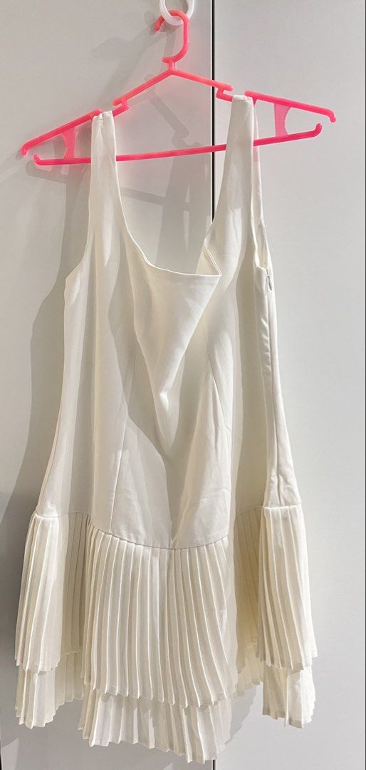 White Dress / Grad Dress (Category: Dresses) located in San Pablo. Submitted by el.aryll (Listing ID 1456960731, Image 2). Description: only used once fits small - medium.