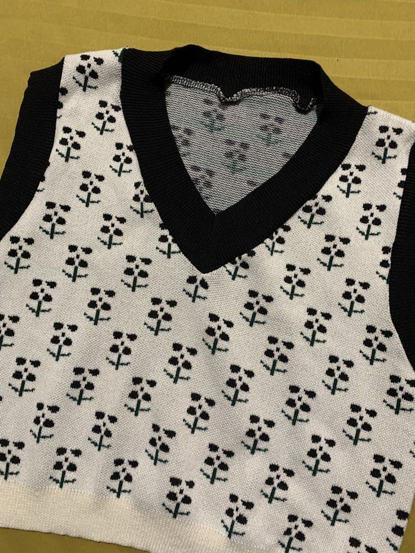 White Knitted Vest (Category: Sleeveless) located in Manila. Submitted by _wtfrn (Listing ID 1457087069, Image 2). Description: Selling my preloved but well loved clothes🎀 📌White with all over black floral print 📌Size: S 📌Once used (no flaws) 📌Color may vary due to lightning 📍Quezon City 🛵Lalamove & Meet up nearby 💌: message me if your interested and will give you discounts🤗 .
