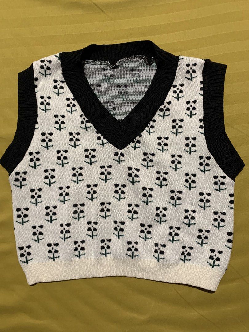 White Knitted Vest (Category: Sleeveless) located in Manila. Submitted by _wtfrn (Listing ID 1457087069, Image 1). Description: Selling my preloved but well loved clothes🎀 📌White with all over black floral print 📌Size: S 📌Once used (no flaws) 📌Color may vary due to lightning 📍Quezon City 🛵Lalamove & Meet up nearby 💌: message me if your interested and will give you discounts🤗 .