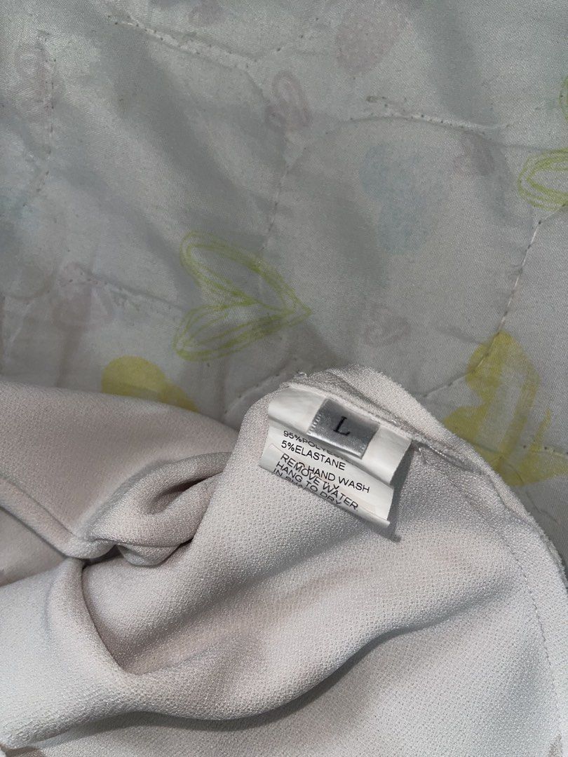 White Ruched Bodycon Dress Size L (Category: Dresses) located in Manila. Submitted by prelovedcloset.mnl (Listing ID 1457067383, Image 2). Description: - Elegant white bodycon dress - Flattering square neckline - Stylish ruched detailing on the side - Comfortable stretchy fabric - Ideal for a night out or special occasion - Size: Large (L).
