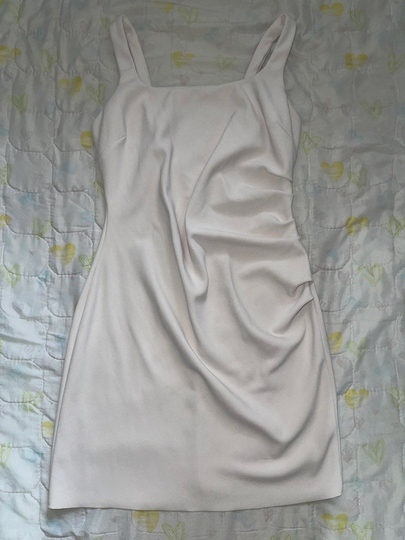White Ruched Bodycon Dress Size L (Category: Dresses) located in Manila. Submitted by prelovedcloset.mnl (Listing ID 1457067383, Image 1). Description: - Elegant white bodycon dress - Flattering square neckline - Stylish ruched detailing on the side - Comfortable stretchy fabric - Ideal for a night out or special occasion - Size: Large (L).