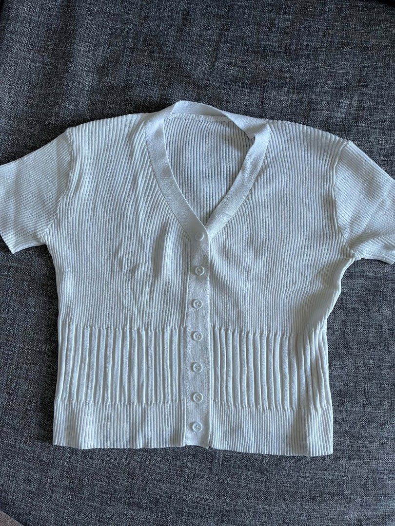 White V-Neck Buttoned Top S-M (Category: Blouses) located in Taguig. Submitted by dbrmf (Listing ID 1457111808, Image 1). Description: S-M Loc: BGC.