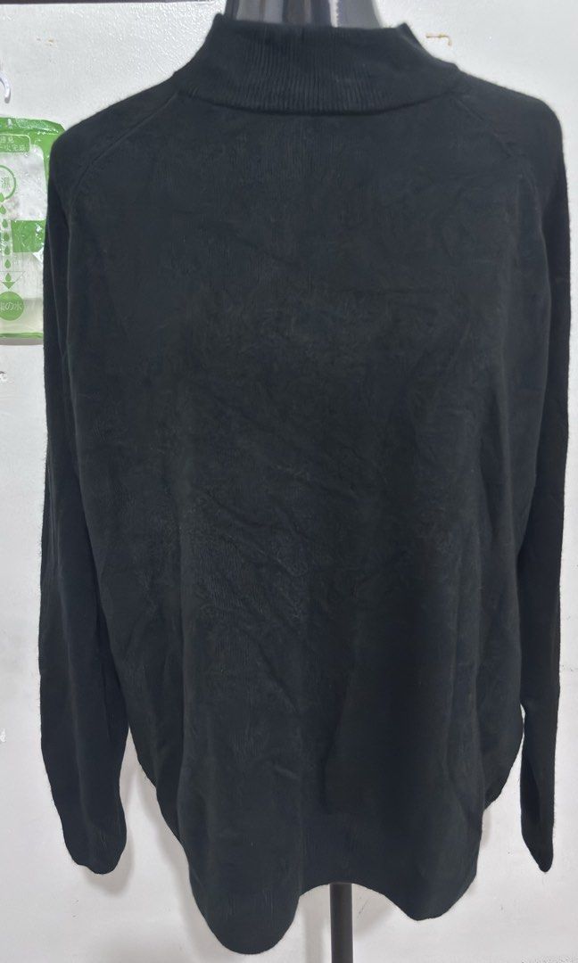 WOMEN SWEATSHIRT (Category: Coats, Jackets and Outerwear) located in Pasig City. Submitted by Atv26 (Listing ID 1457053815, Image 2). Description: Women Sweat Shirt Color: Black Size: Bust Width : 24 inches Length : 25 inches Color Rate: 10/10.