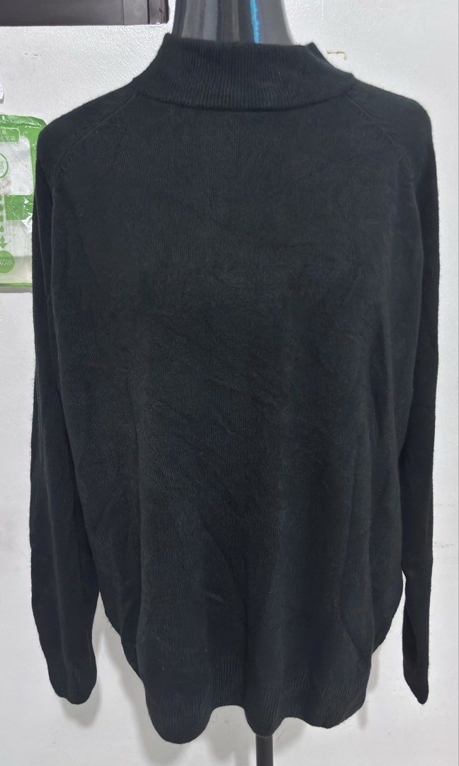 WOMEN SWEATSHIRT (Category: Coats, Jackets and Outerwear) located in Pasig City. Submitted by Atv26 (Listing ID 1457053815, Image 1). Description: Women Sweat Shirt Color: Black Size: Bust Width : 24 inches Length : 25 inches Color Rate: 10/10.