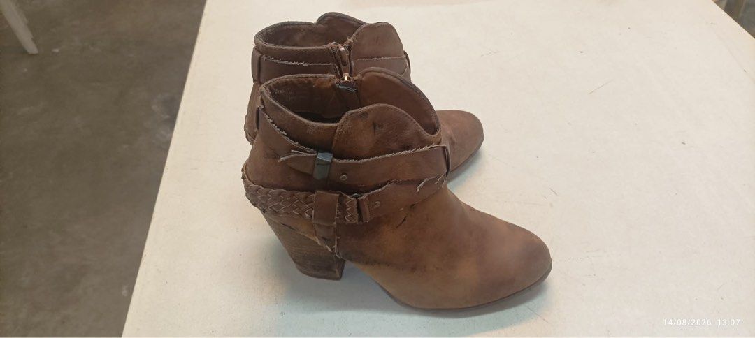 Women’s Ankle Boots (Category: Boots) located in Manila. Submitted by crisha14344 (Listing ID 1457002155, Image 3). Description: Style: Brown/Tan Ankle Boots with Side Zipper and Block Heel Maayos Pa Ito.