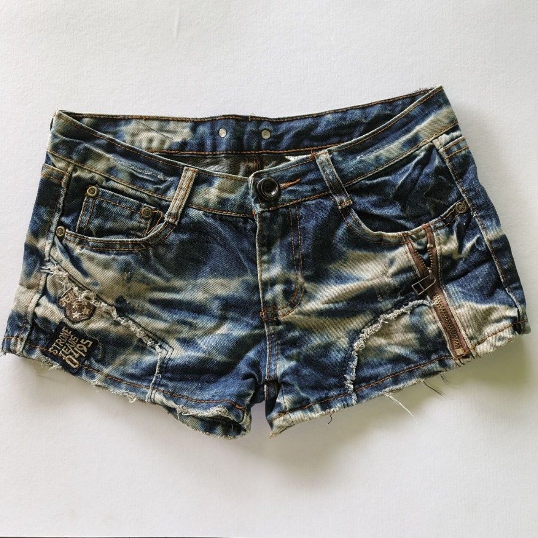 Y2k Levi's inspired patched low rise micro short (Category: Shorts) located in Tarlac. Submitted by yohfinds (Listing ID 1457105610, Image 2). Description: Size : 28 | length : 9 |rise: 7 | brand : none condition : good condi Levi's inspired patch.