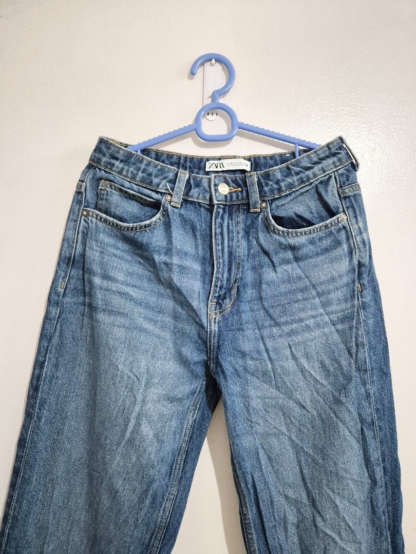 ZARA Dark Wash Midrise Jeans (Category: Jeans) located in Pasig City. Submitted by rialuna_fire (Listing ID 1457086737, Image 3). Description: Fits size 27-28 Length 42.5".