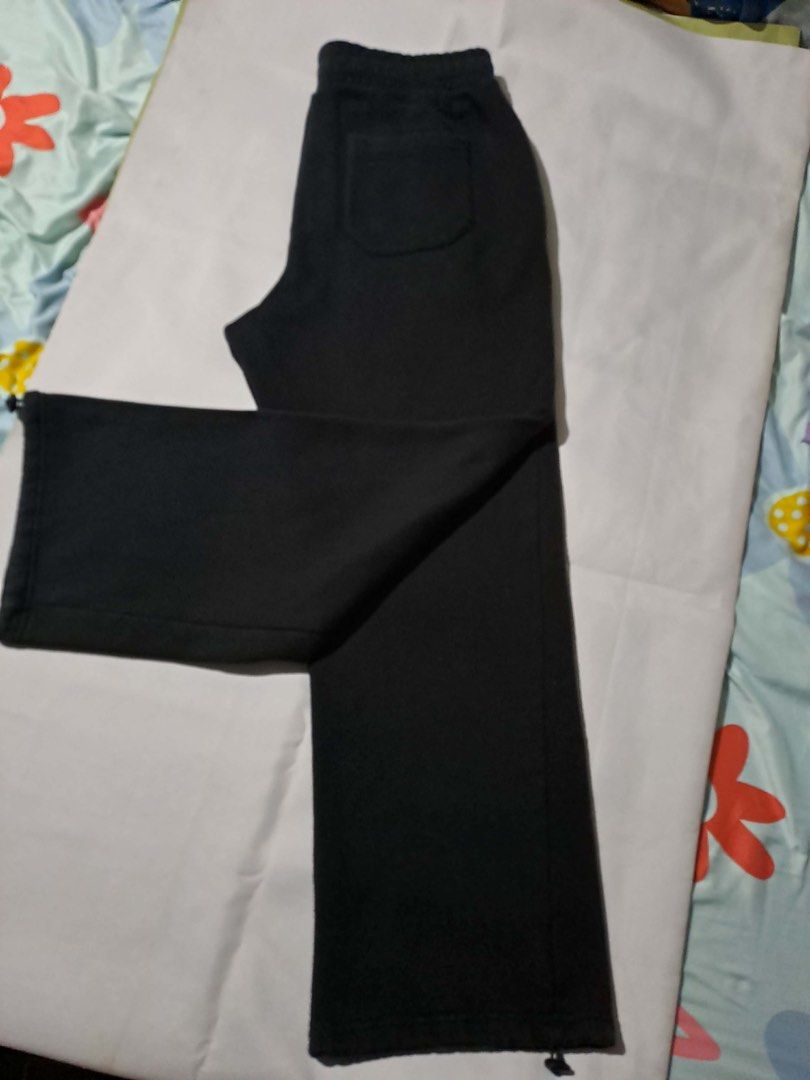 Zara wide black sweatpants (Category: Joggers) located in Guiguinto. Submitted by riesefeld (Listing ID 1456315378, Image 2). Description: fixed price Waist - 30-34 inches Length - 40 inches Leg Hole - 10 inches.