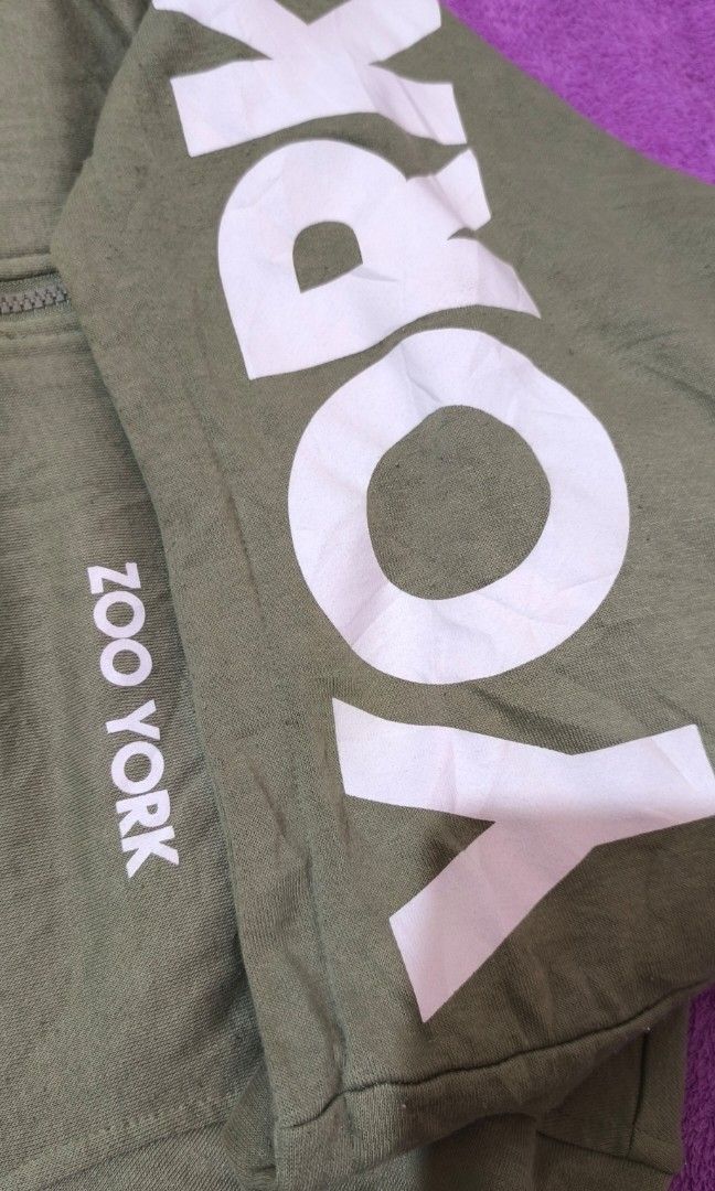 ZOO YORK ZIPUP HOODIE (Category: Hoodies) located in Dumaguete. Submitted by nostaldripph (Listing ID 1456954678, Image 3). Description: 24.5*26 MINOR STAINS, LINTS.