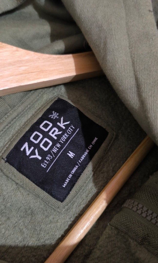 ZOO YORK ZIPUP HOODIE (Category: Hoodies) located in Dumaguete. Submitted by nostaldripph (Listing ID 1456954678, Image 2). Description: 24.5*26 MINOR STAINS, LINTS.
