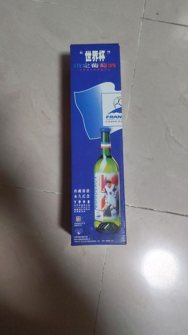 96法國世界盃紀念酒 （分類：酒精飲料）位於 Hong Kong。 由 iihkpleung 提交（商品編號 1457176932，圖片 3）。簡介： 呢支係世界盃紀念酒，個樽上面印有球員圖案。有埋個靚盒，送禮或者自己收藏都得。送俾鍾意足球嘅朋友一流！。