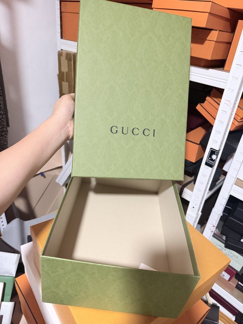 ✅ Authentic Gucci Medium Box (Category: Luxury Bags & Wallets) located in Quezon City. Submitted by box.luxebycheng (Listing ID 1457238846, Image 2). Description: Medium LID TYPE box Check the provided box size for your reference 🛬 Quezon City.