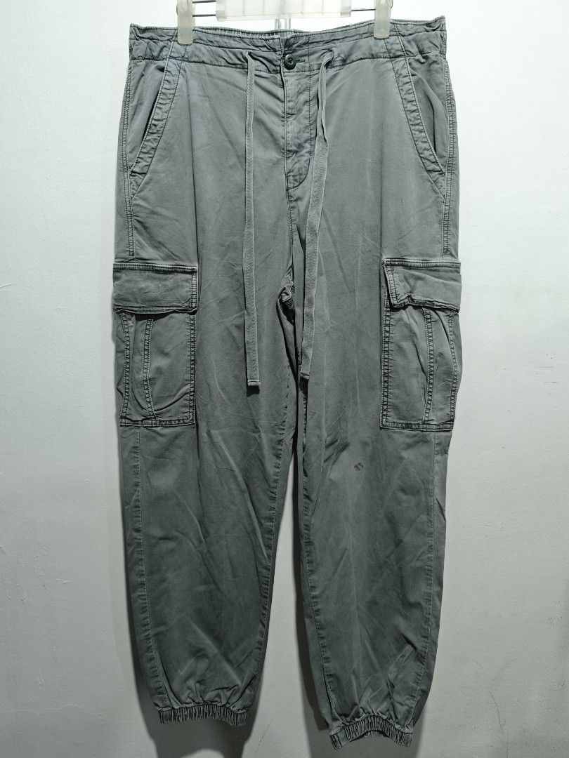 American Eagle Cargo Pants - Grey (Category: Jeans) located in Bulacan. Submitted by pzj_thrift (Listing ID 1457240738, Image 1). Description: Ameri L 40 W 34-38 Condition 9/10 Color rate 9/10 Issue small stain .