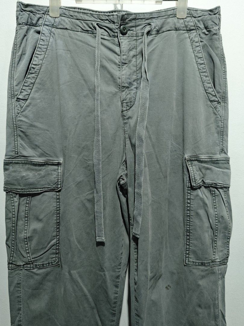 American Eagle Cargo Pants - Grey (Category: Jeans) located in Bulacan. Submitted by pzj_thrift (Listing ID 1457240738, Image 3). Description: Ameri L 40 W 34-38 Condition 9/10 Color rate 9/10 Issue small stain .