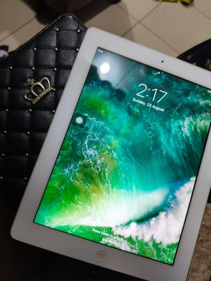 Apple iPad 4th Gen wifi only (Category: iPad) located in Mandaluyong City. Submitted by kristineloriellegh (Listing ID 1457193443, Image 3). Description: For Sale: apple ipad 4th gen wifi only 4,000 negotiable for sure buyers :) with free case and original charger Display and Design Screen Size: 9.7 inches Resolution: 2048 x 1536 pixels (264 ppi) Display Type: IPS LCD with fingerprint-resistant oleophobic coating Size and Weight: 9.50 x 7.31 x 0.