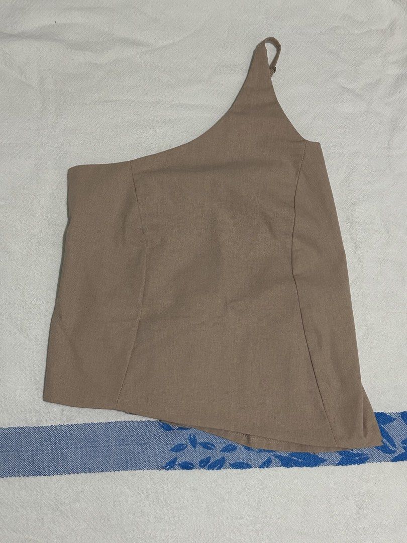 Asymmetrical One Shoulder Top (Category: Sleeveless) located in Pasig City. Submitted by prelovedniclrs (Listing ID 1457315550, Image 1). Description: - asymmetrical one shoulder top -makapal tela - used twice - perfect for dates / very tita outfit - rfs: no longer using it/ no longer my style - size XL - pm for when worn photos.