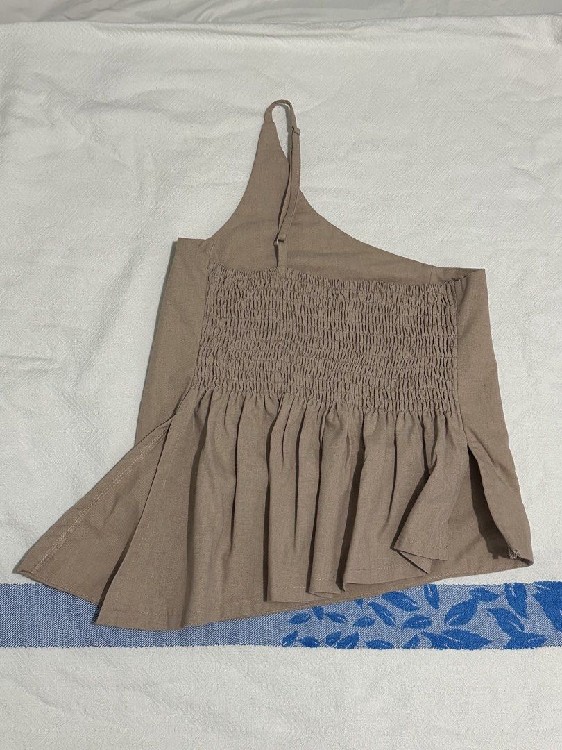 Asymmetrical One Shoulder Top (Category: Sleeveless) located in Pasig City. Submitted by prelovedniclrs (Listing ID 1457315550, Image 2). Description: - asymmetrical one shoulder top -makapal tela - used twice - perfect for dates / very tita outfit - rfs: no longer using it/ no longer my style - size XL - pm for when worn photos.
