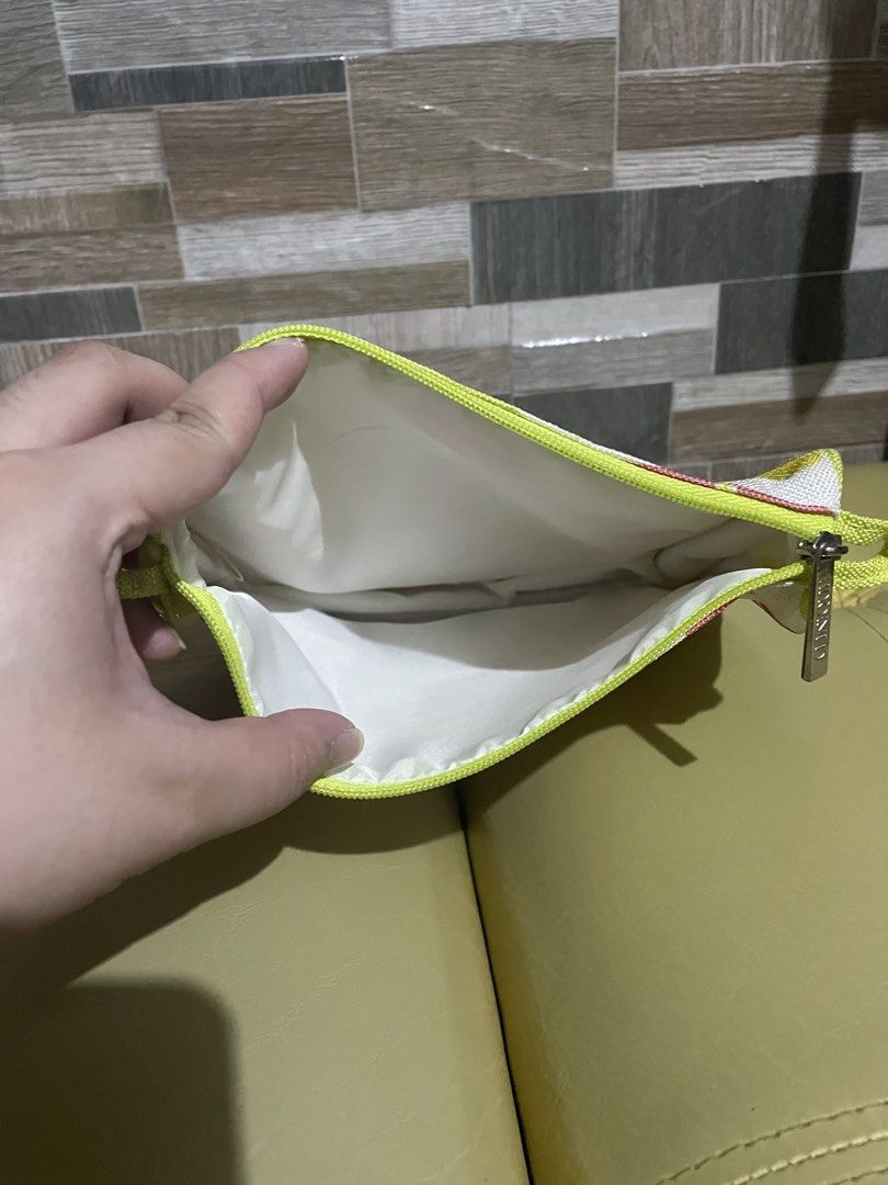 Authentic Clinique Floral Makeup Bag (Category: Makeup) located in Manila. Submitted by prelovedpicksph (Listing ID 1457312862, Image 2). Description: — in good condition, no flaws.