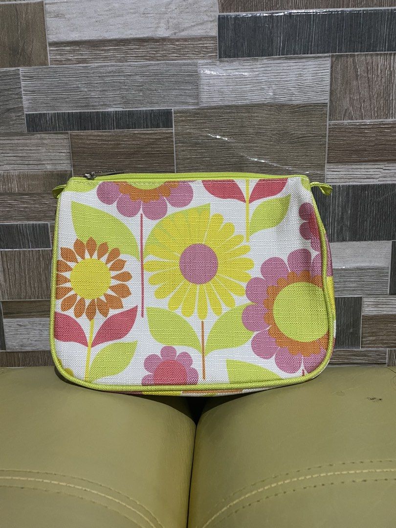 Authentic Clinique Floral Makeup Bag (Category: Makeup) located in Manila. Submitted by prelovedpicksph (Listing ID 1457312862, Image 1). Description: — in good condition, no flaws.