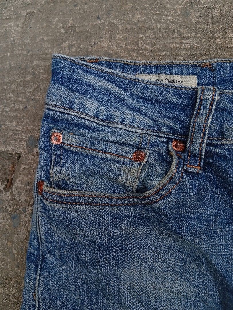 Authentic Levis 511 (Category: Jeans) located in Manila. Submitted by jaylordfermilan (Listing ID 1457244617, Image 3). Description: Cr:9.8/10 Dimes: 28-32x39 No issue Excellent condition.