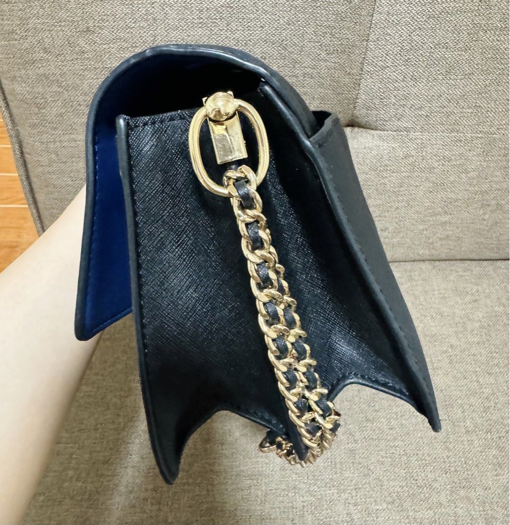 Authentic Tory Burch Robinson Bag (Category: Luxury Bags & Wallets) located in Quezon City. Submitted by krenseybeaute (Listing ID 1457261321, Image 3). Description: Authentic Tory Burch ‼️ With flaws- tanggal yung ibang rubber lining Pleas see each photo for reference‼️ Bawal sa maarte‼️ Moneu back guarantee if proven fake.