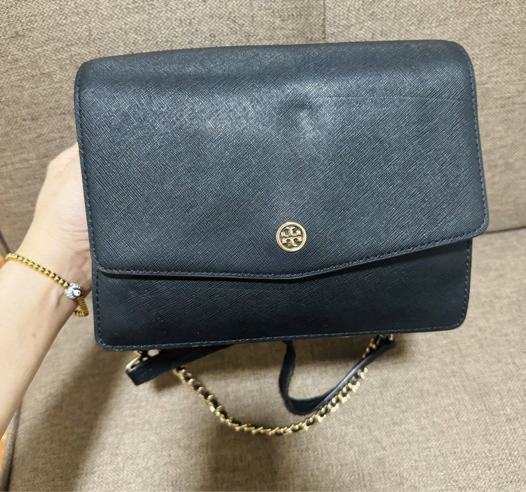 Authentic Tory Burch Robinson Bag (Category: Luxury Bags & Wallets) located in Quezon City. Submitted by krenseybeaute (Listing ID 1457261321, Image 2). Description: Authentic Tory Burch ‼️ With flaws- tanggal yung ibang rubber lining Pleas see each photo for reference‼️ Bawal sa maarte‼️ Moneu back guarantee if proven fake.