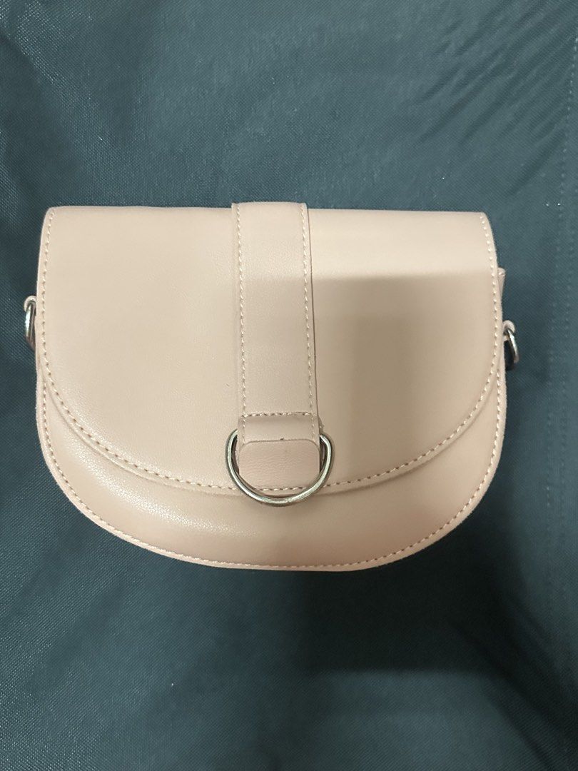 Baby Pink Bag/Clutch (Category: Luxury Bags & Wallets) located in Manila. Submitted by ysavee (Listing ID 1457148665, Image 1). Description: ⭐️ never worn 🪽 no straps .