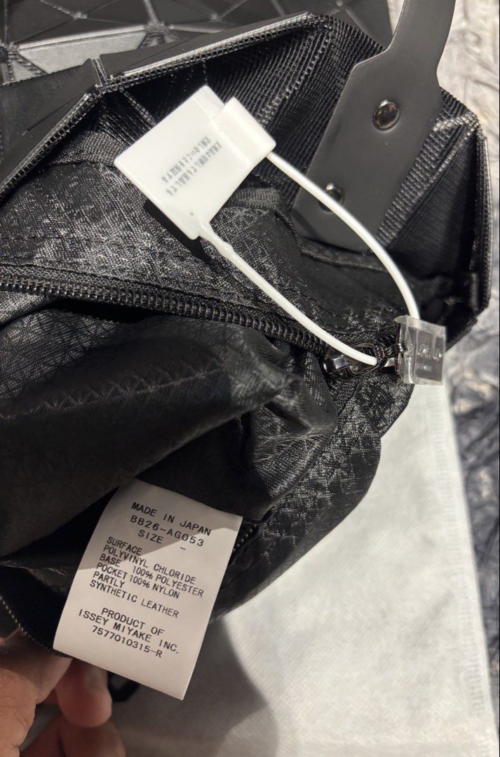BAOBAO (Category: Luxury Bags & Wallets) located in Legazpi City. Submitted by thesource052 (Listing ID 1457316181, Image 3). Description: BAOBAO ISSEY MIYAKE GEOMETRIC PRISM TOTEBAG MADE IN JAPAN AUTHENTIC WIDTH: 13” LENGTH:13” Brand new. Complete Inclusions.