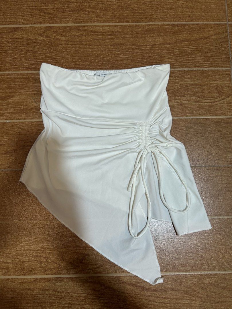 Bershka tube top (Category: Sleeveless) located in Quezon City. Submitted by mellonnotmelon (Listing ID 1457311224, Image 1). Description: .