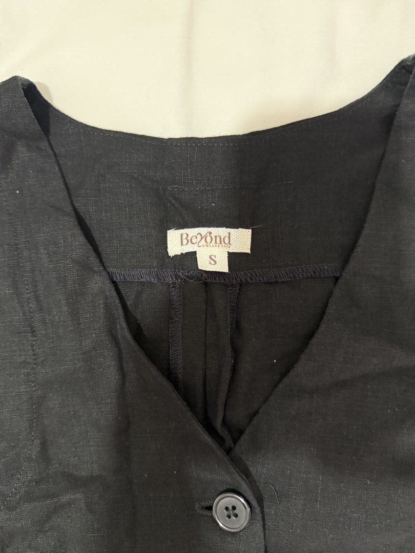 Beyond Collective Black Linen Button-Up Vest Size S (Category: Sleeveless) located in Muntinlupa City. Submitted by jtarchive (Listing ID 1457258364, Image 2). Description: Only used once .