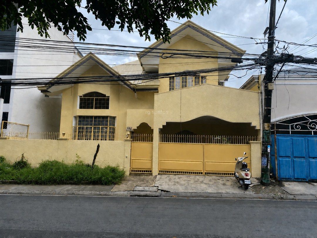 BF Homes House for Sale (Category: House & Lot) located in Paranaque City. Submitted by evo_s (Listing ID 1457324220, Image 2). Description: House for Sale: Tropical Avenue, BF Parañaque Lot Area: 280 square meters Building/working area: 260.5 Frontage: 14m Depth: 20m 2nd floor: Master’s bedroom with en suite bathroom and closet area, 2 bedrooms with built-in closets, another full bathroom, family area 1st floor: Living room with cathedral ceilin