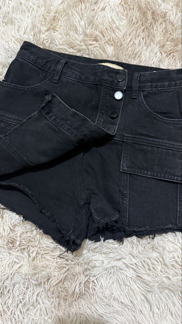 Black Denim Cargo Shorts Size 26 (Category: Shorts) located in Binangonan. Submitted by mreads14 (Listing ID 1457315644, Image 3). Description: ✨PRELOVED - Good Condi 💰 MOP: GCash, Maya, GoTyme, or MariBank 📦 MOD: J&T Express - Black denim shorts - Size 26 - Cargo pockets for extra storage - Button fly closure - Trendy frayed hem detail - Ideal for casual everyday wear.