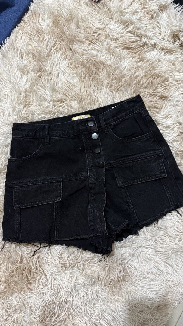 Black Denim Cargo Shorts Size 26 (Category: Shorts) located in Binangonan. Submitted by mreads14 (Listing ID 1457315644, Image 1). Description: ✨PRELOVED - Good Condi 💰 MOP: GCash, Maya, GoTyme, or MariBank 📦 MOD: J&T Express - Black denim shorts - Size 26 - Cargo pockets for extra storage - Button fly closure - Trendy frayed hem detail - Ideal for casual everyday wear.
