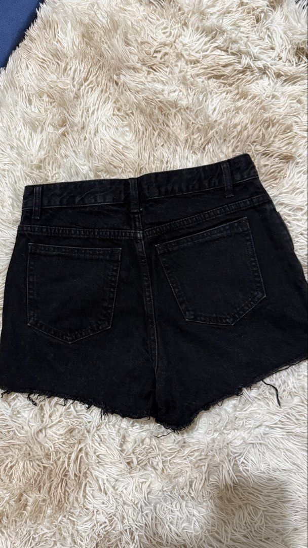 Black Denim Cargo Shorts Size 26 (Category: Shorts) located in Binangonan. Submitted by mreads14 (Listing ID 1457315644, Image 2). Description: ✨PRELOVED - Good Condi 💰 MOP: GCash, Maya, GoTyme, or MariBank 📦 MOD: J&T Express - Black denim shorts - Size 26 - Cargo pockets for extra storage - Button fly closure - Trendy frayed hem detail - Ideal for casual everyday wear.