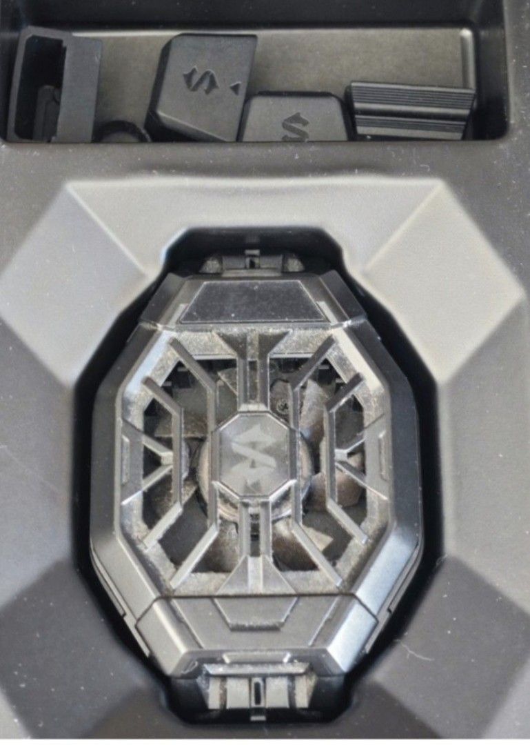 Black Shark 手機半导体散熱器2pro （分類：風扇）位於 Hong Kong。 由 oddeagle_4848d4 提交（商品編號 1457314163，圖片 3）。簡介： 冇跌冇花，要盒加10蚊。夾係手機後面，打機唔怕熱。有埋 RGB 燈，睇落幾型。有 USB 線，夾位有唔同尺寸嘅配件。。