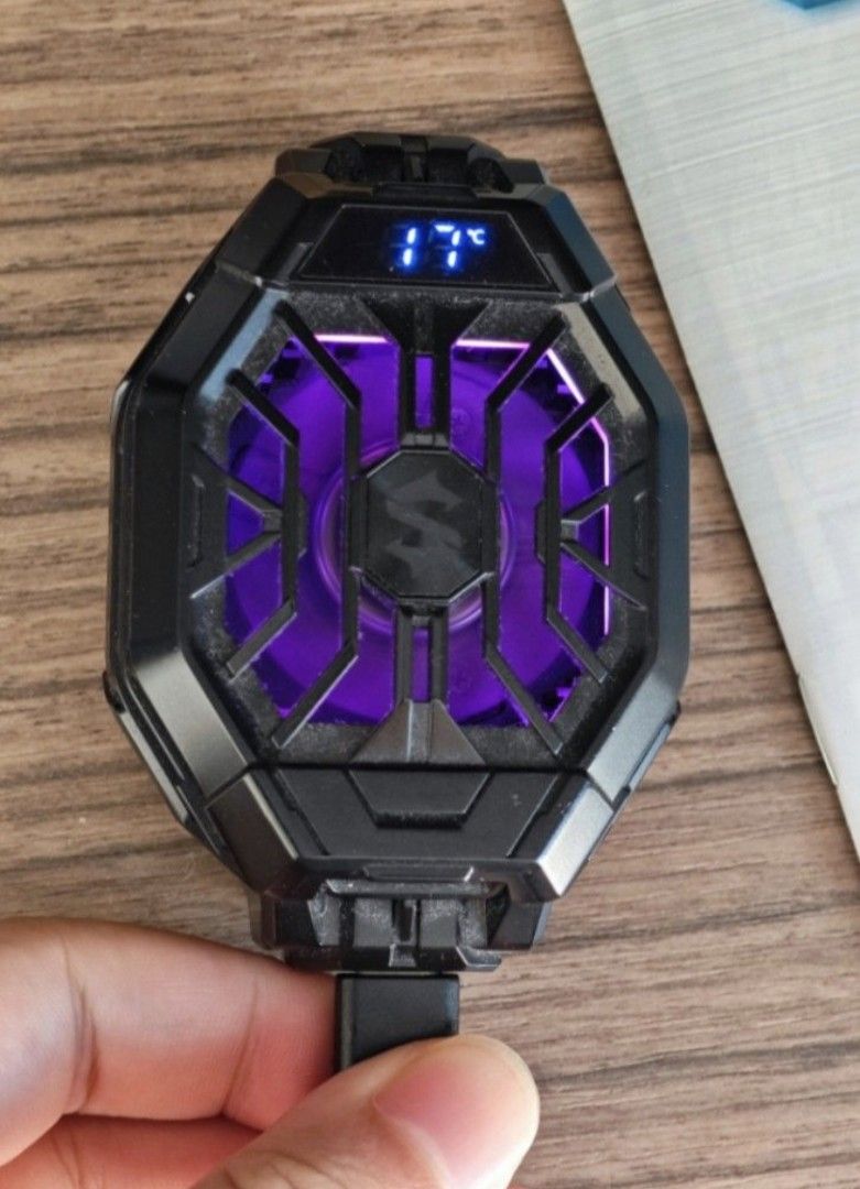 Black Shark 手機半导体散熱器2pro （分類：風扇）位於 Hong Kong。 由 oddeagle_4848d4 提交（商品編號 1457314163，圖片 1）。簡介： 冇跌冇花，要盒加10蚊。夾係手機後面，打機唔怕熱。有埋 RGB 燈，睇落幾型。有 USB 線，夾位有唔同尺寸嘅配件。。