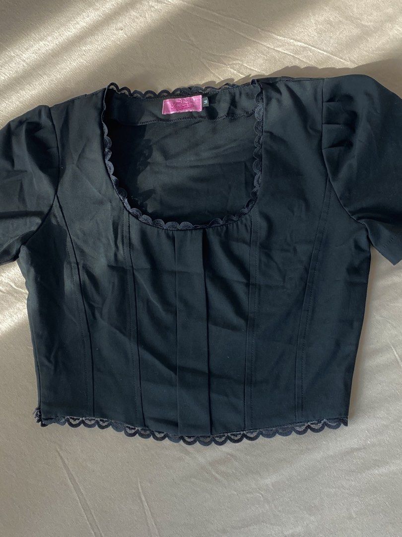 Black Square Neck Lace Trim Crop Top (Category: Sleeveless) located in Makati City. Submitted by dcltering_unicorn (Listing ID 1457325304, Image 1). Description: ♡ 𝙖𝙗𝙤𝙪𝙩 𝙩𝙝𝙚 𝙞𝙩𝙚𝙢 ♡ ✿ brand: Two Narcissus ✿ size: Mlength: 14.5 in ; width: 17 in ✿ color: black ✿ style: cropped, square neckline with delicate lace trim, short puff sleeves, side zipper closure, structured front for a flattering fit, with lace trim along the hem ✿ perfect b