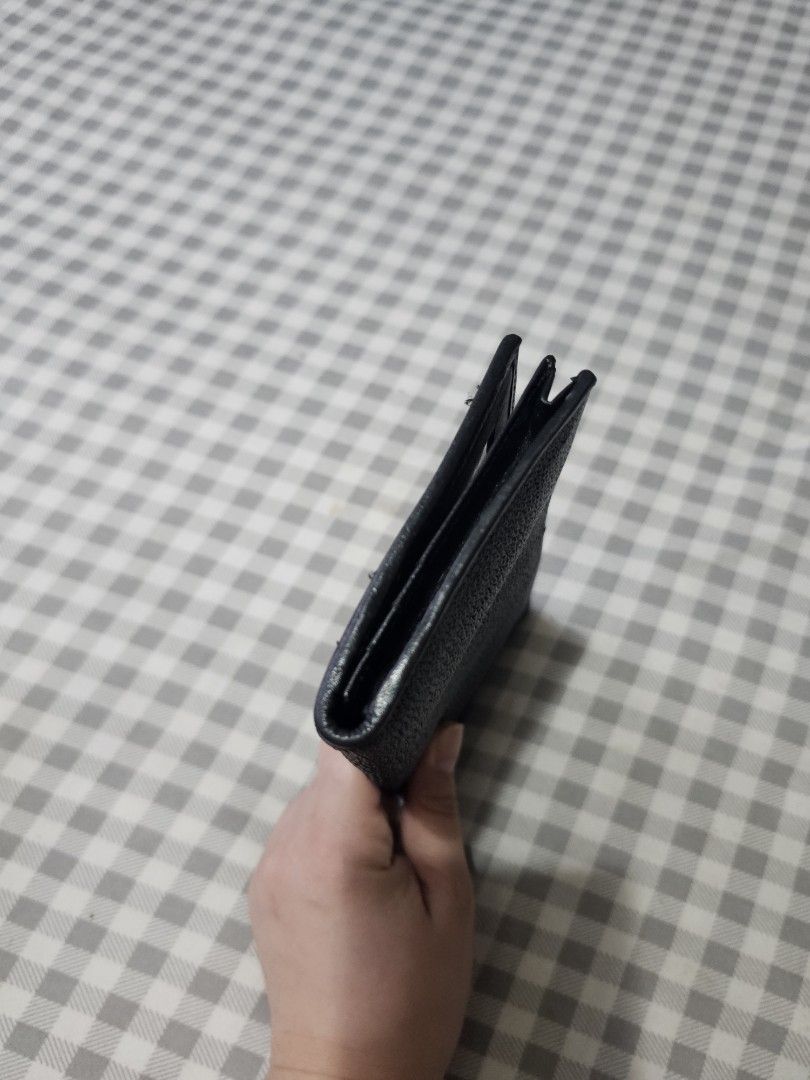 Black Stingray Leather Bi-fold Wallet (Category: Wallets & Card holders) located in Manila. Submitted by jannabianca (Listing ID 1457241354, Image 3). Description: - Genuine black stingray leather bi-fold wallet - Unique, eye-catching textured front - Slim profile, perfect for pocket-friendly storage - Ideal for carrying cards and cash - Shows slight signs of wear on the edges.