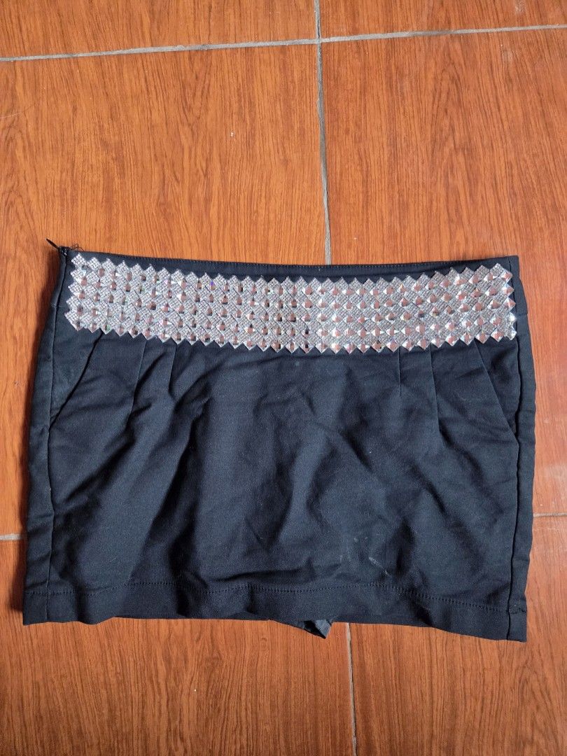 Black studded low rise mini skirt (Category: Skirts) located in Manila. Submitted by declutterwtly (Listing ID 1415034217, Image 1). Description: Studded low rise mini skirt -size 27 -studded waist area -with built in shorts -with working pockets Send me your offers, TYSM! ♡.