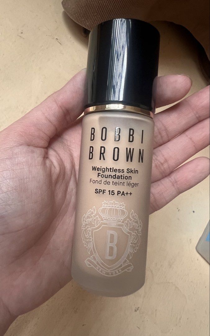 BOBBI BROWN Weightless Foundation with SPF15++ (Category: Makeup) located in Manila. Submitted by maimaimai.store (Listing ID 1457166097, Image 1). Description: Original price: ₱3,400 Sale price: ₱1.995 Shade N-032 Sand by Bobbi Brown Cosmetics is a light beige tone designed for fair to light skin. It features a balanced neutral undertone with a careful mix of both yellow and pink undertones—though it leans slightly more yellow to counteract redn