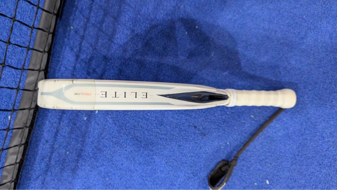 Bullpadel Elite Gemma Triay 2025 (Category: Racket and Ball Sports) located in Mandaluyong City. Submitted by rinamelissa (Listing ID 1457261311, Image 3). Description: Bull Padel Elite 2025 Gemma Triay - 345-360g - Teardrop - made for world #1: Gemma Triay Very good condition, no cracks and has tape protector Bought at 16k+ PhP from Smashinn last Nov, 2025 RFS: Extra Racket Pick up c/o buyer Pick up loc: Ortigas Center.