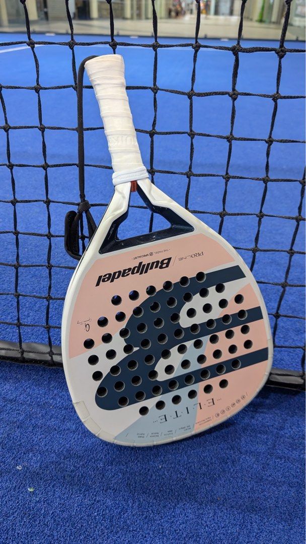Bullpadel Elite Gemma Triay 2025 (Category: Racket and Ball Sports) located in Mandaluyong City. Submitted by rinamelissa (Listing ID 1457261311, Image 2). Description: Bull Padel Elite 2025 Gemma Triay - 345-360g - Teardrop - made for world #1: Gemma Triay Very good condition, no cracks and has tape protector Bought at 16k+ PhP from Smashinn last Nov, 2025 RFS: Extra Racket Pick up c/o buyer Pick up loc: Ortigas Center.