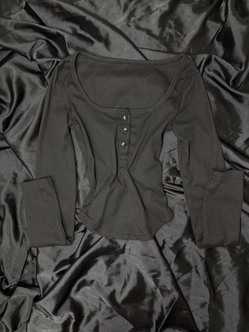 BUNDLE OF 2 - black button up long sleeve top & off shoulder top (Category: Longsleeves) located in Manila. Submitted by mralde3031 (Listing ID 1457299563, Image 2). Description: Used once. BUNDLE OF 2 check profile for individual top.